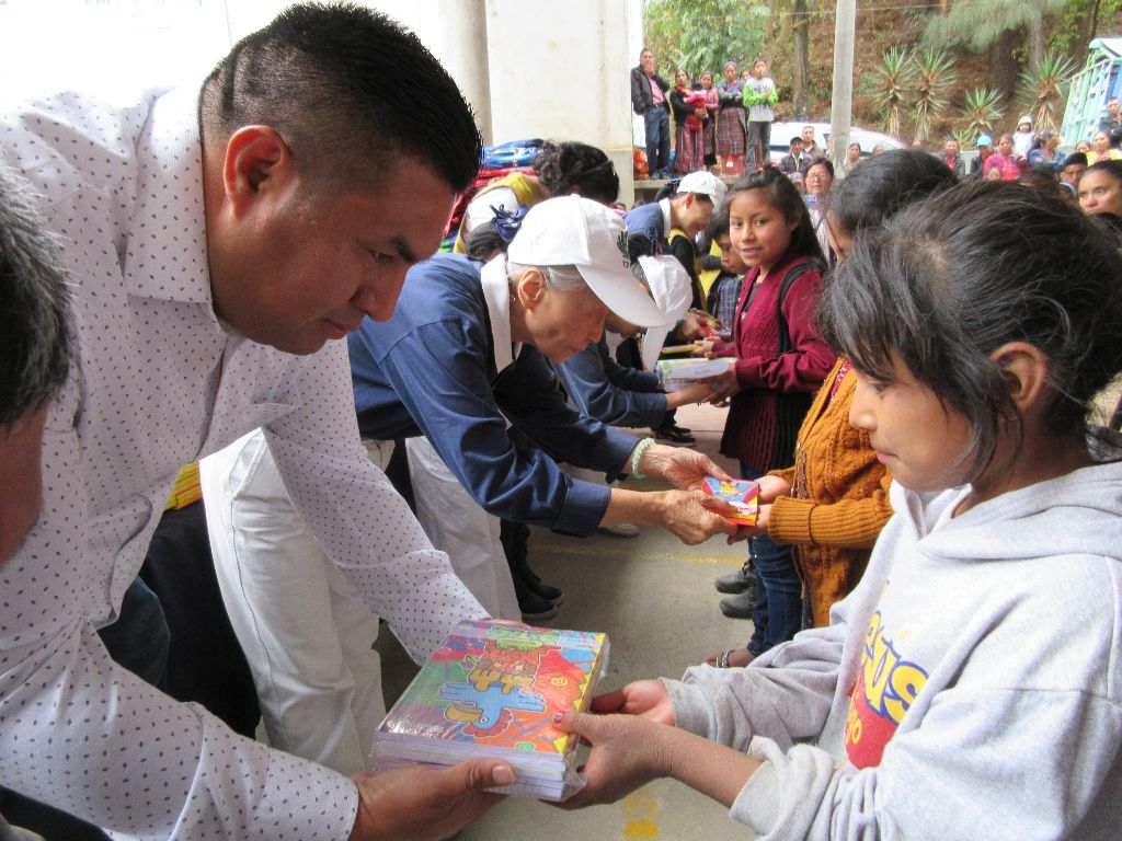 瓜地馬拉志工兩地奔走 馬雅學童喜獲文具