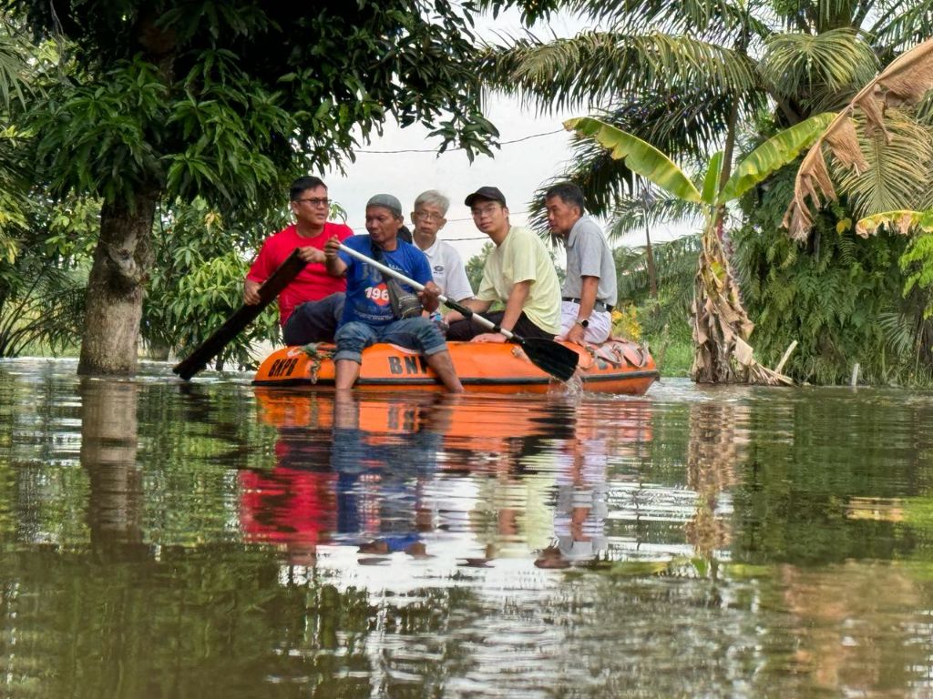 村莊遭水淹月餘 志工施援過難關