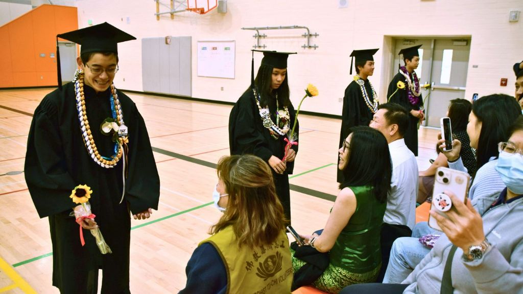 西雅圖人文學校畢業典禮 滿載期待邁向新旅程