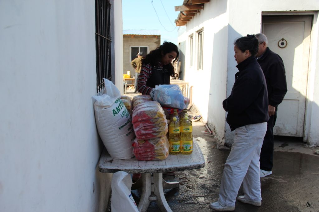 阿根廷慈濟志工 為守護天使食堂發放食物
