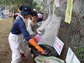 南投千人焢窯活動，慈濟志工在人群中宣導環保概念、協助分類。（攝影者：吳敏瑜）