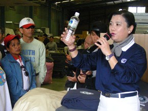 內湖環保站巧藝坊志工吳月鶯師姊(右)介紹寶特瓶製成的環保織品，是垃圾變黃金、黃金變愛心的具體展現。(攝影者：陳怡君)