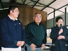 環保志工馮建勝師兄(左)與父親馮良和（中）、母親馮李雪花（右）於環保站與志工們心得分享。(攝影者：高連芳）