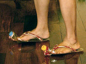 參訪的會眾郭靜如女士好奇試穿一雙寶特瓶做成的拖鞋，說：「真的可以穿耶？」「哇！好有創意喔！」（攝影者:吳啟志，地點:台中分會三樓，日期:2010/05/18）
