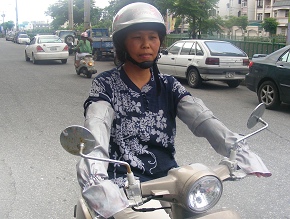 簡担阿嬤的小女兒簡瓊珠，現在不論開車還是騎車一定要戴上媽媽做的「抗UV臂套」。（攝影：陳怡君）