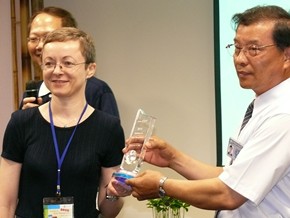 斯洛伐克廢棄物管理司長的Marcela Pokusova女士（左）覺得台灣的老人家，投入時間體力做環保很有愛心。（攝影者：黃朝陽 地點：內湖環保教育站 日期：2010/06/11）
