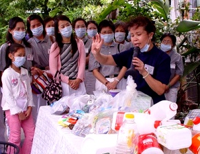 台北市中正區社區志工培訓課程，環保幹事周玉桂師姊為志工們一一解說瓶罐的回收分類與方法。（攝影者：簡德弘）
