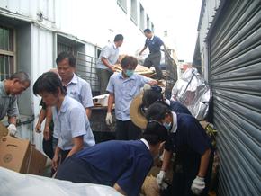 怡進公司同仁與慈濟志工們，一起整理分類回收物。（攝影者：翁雪美）