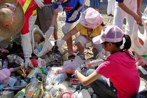 孩子們不畏髒臭，不懼炎熱，努力地將回收物分類。攝影:溫燕雪