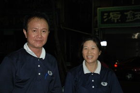 志工王五進及同修陳玉燕師姊，是合成8號綠園夜間環保點成立的最大推手。攝影:江明堂