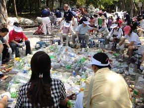 體驗寶特瓶回收處理，希望大家從減少日常生活的垃圾開始，做到「清淨在源頭」。（攝影者：林月美 地點：關渡園區 日期：2010/08/28）