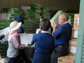 超商打開倉庫，讓慈濟志工以接力的方式，將各門市收集回來的發票捲軸傳遞出去。（攝影者：王錦源 地點：彰化市 日期：2010/09/26）