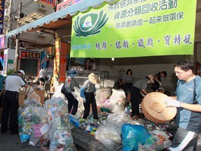 板橋三店家提供騎樓做環保，寶特瓶、電器、紙類、塑膠袋都可以在這裡回收處理。（攝影者：林亨 地點：台北縣板橋市 日期：2010/09/12）