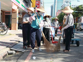 掃街囉！大型環保日，也有兩路慈濟人負責清掃社區街道。（攝影者：林亨 地點：台北縣板橋市 日期：2010/09/12）