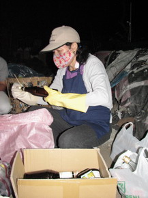 沈玉捷師姊在2005年促成了鳳凰社區夜間環保點的成立，接引社區民眾。（攝影者：金玉鈴 地點：新竹縣湖口鄉 日期：2010/10/05）