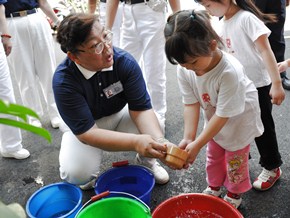 慈濟志工在社區舉辦親子教育，讓小朋友來到環保站，從小學習惜水的好習慣。（攝影者：白振宏 地點：錦志環保站 日期：2010/08/15）