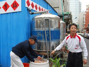 環保站設立雨水回收沖洗寶特瓶，進而做到善用資源。（攝影者：彭東整 地點：錦志環保站 日期：2010/08/15）