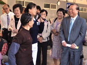 台北市教育局康宗虎局長（右一）看見高齡志工認真地做環保，感動地認為需要予以推廣。（攝影者：余雪足 地點：內湖環保站 日期：2010/11/29）