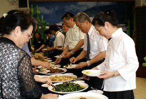 團員們圍著以蔬果為主的菜餚，享用歐式素食自助餐，體驗素食的精彩。攝影者：黃朝陽
