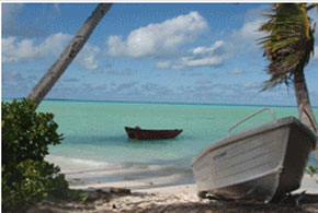 吉里巴斯位於中南太平洋，由三十三個很平的環狀珊瑚礁島組成，國際換日線就通過該國，也使得吉里巴斯成為全球一天當中最早開始的國家。圖片取自大愛新聞