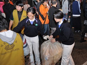在商圈擁擠休閒玩樂的人群中，慈青同學認真地推動、宣導環保，共整理出十六袋垃圾。（攝影者：莊明傑 地點：台中逢甲商圈 日期：2010/12/24）