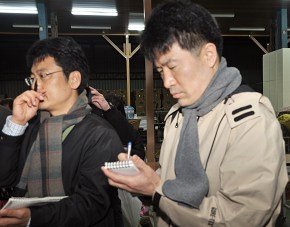 南韓中央僧伽大學教授金應喆博士,特別讚歎環保站有這麼多人能在同時間前來做環保,覺得很驚奇，也很佩服。（攝影者:余雪足，地點:內湖環保教育站，日期:2011/01/06）