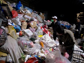 已是除夕了，三峽園區環保站的回收物，仍堆積得像小山一樣。（攝影者：涂鳳美 地點：慈濟三峽園區 日期：2011/02/02）