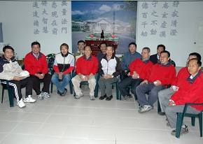一群穿著回收的紅色工作服的企業老板們，把載資源回收，比喻參加「環保地球俱樂部」。（攝影者:李啟華，地點:台南仁德環保教育站，日期:2010/12/16）