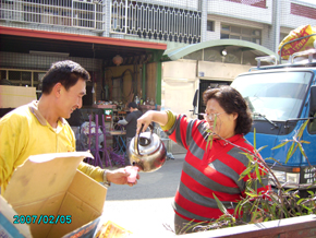 體貼慈濟志工做環保的辛苦，林麗容（右）總是會準備茶水給前來載運回收物的志工解渴。(攝影者：陳惠珍，地點：台中清水海風里環保點，日期：2011/02/05)