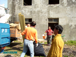 除了提供回收物給慈濟之外，林麗容（中）也會協助整理，減輕志工的負擔。(攝影者：陳惠珍，地點：台中清水海風里環保點，日期：2011/02/05)