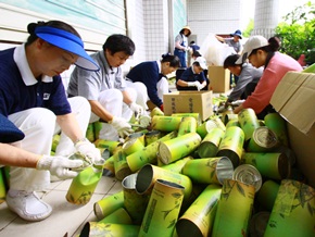 坪林春茶比賽用過的茶葉罐，委由慈濟志工分解回收。（攝影者：徐脩忠 地點：坪林國中 日期：2011/06/01）