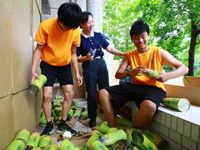 坪林國中三年級學生，從中體會付出的歡喜。（攝影者：徐脩忠 地點：坪林國中 日期：2011/06/01）