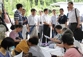 中國再生資源開發公司一行十四人，在台灣綠電再生公司安排之下，首站即參訪慈濟內湖環保教育站。(攝影者：黃吉和，地點：慈濟內湖聯絡處，日期：2011/06/24)