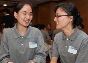 黃希（左）與姊姊黃蔚（右）聯袂回來環保觀摩。黃希表示，希望將在台灣所學帶回校園，並推動校園環保。(攝影者：簡宏正，地點：花蓮靜思堂，日期：2011/09/24)
