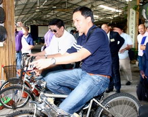 菲律賓黎剎省(Rizal)省長伊納列示(Ynares)，試踩節能減碳發電腳踏車，體會「腳踏車；輪轉健康」省電教育的快樂心情。(攝影者：尤麗梅，地點：內湖環保教育站，日期：2011/10/14)