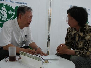 行醫43年的醫生葉俊松(左)負責健康諮詢。（攝影者：鍾易叡）
