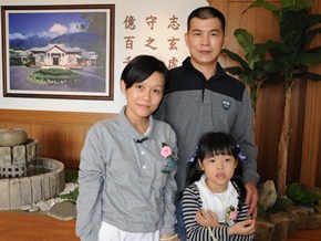 吳宜芃小朋友（前右）是班上的環保股長，也和媽媽（前左）同時受證為環保志工，爸爸（後）發願明年也要跟上腳步。（攝影者：汪秋戀 地點：嘉義聯絡處  日期：2010/11/21）