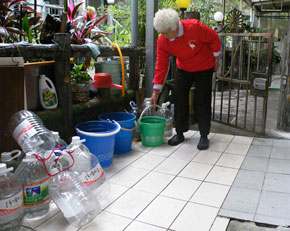李阿嬤用來儲水的器具，也都是回收來的。攝影者：郭建忠