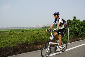 騎腳踏車能夠節能減碳、鍛鍊心肺功能，更是最時尚的環保實踐。攝影:江珮如