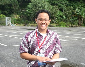 印尼國家科學研究院院員Bahtiar Rifai，對內湖慈濟有這麼多人在此活動而且很有制度，覺得很感動！（攝影者:劉神安，地點:內湖連絡處，日期:2010/11/19）