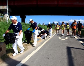 慈濟志工先在華江橋下的水站，沿路靠邊撿拾水杯。（攝影者:陳昭賓，  地點:華江橋到華中橋下，日期:2010/09/26）