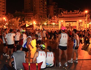 黎明五點的龍山寺廟庭前，聚集了來自各方的慢跑手約1600人，前來參加「2010艋舺盃馬拉松路跑賽」的活動。（攝影者:陳昭賓，  地點:華江橋到華中橋下，日期:2010/09/26）