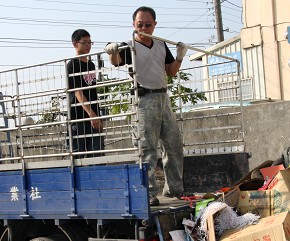 每逢大村環保日，機械工廠的老闆劉興翰先生（前）總是開著自家工廠的貨車幫忙載回收物。（攝影者:卜堉慈，地點:彰化縣大村環保站，日期:2010/11/28）