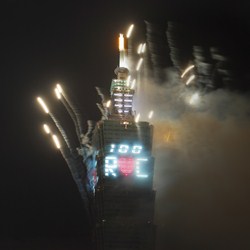 台北101跨年煙火，吸引眾人目光，但璀璨之後的清潔維持，需要每一雙手。（陳皓修提供）