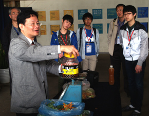 台灣大學教授傅昭銘（左一）帶領APEC未來科學家會議，近百位各國代表參訪內湖環保站。（攝影者：簡宗隆，地點：慈濟內湖環保教育站，日期：2011/04/13）