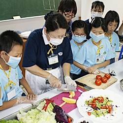 「非素不可」課程讓小朋友們一起學做蔬食，引導孩子吃素食，知道吃素是可以搶救地球，透過實際操作讓孩子自己體驗，孩子覺得很新奇，也都說好吃。(攝影者：林襄絜，地點：彰化分會，日期：2011/08/03)