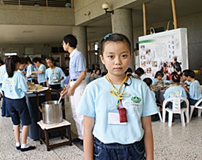 施佳妤是勇氣班學員，今年已經是第三年參加，她說:「参加兒童營很快樂，可以吸收知識。」(攝影者：林襄絜，地點：彰化分會，日期：2011/08/03)