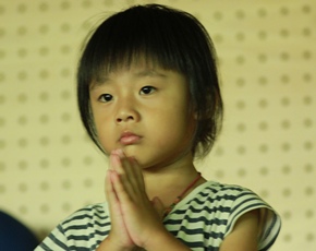 可愛的孩子看到影片中動物被宰殺，也雙手合十為牠祈禱。(攝影者：黃武添，地點：大林慈濟醫院，日期：2011/07/23)