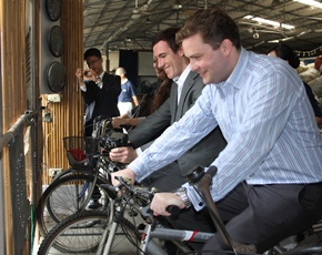 英國倫敦時報記者親身體驗騎腳踏車發電後，深刻體會能源取得不易。(攝影者：尤麗梅，地點：內湖園區，日期：2011/08/23)