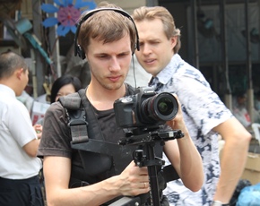 俄羅斯莫斯科VGTRK電視台三位工作人員，來到慈濟內湖聯絡處的環保教育站，拍攝「Matter of Time」紀錄片。(攝影者：黃吉和，地點：慈濟內湖環保教育站，日期：2011/09/08)
